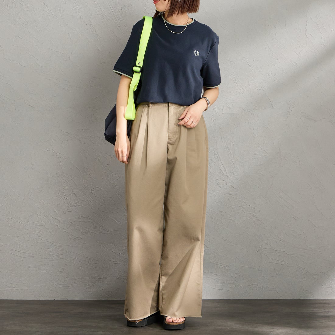 FRED PERRY [フレッドペリー] ワンポイントロゴ刺繍 ティップラインTシャツ [M2397] 608 NAVY &&モデル身長：159cm 着用サイズ：S&&