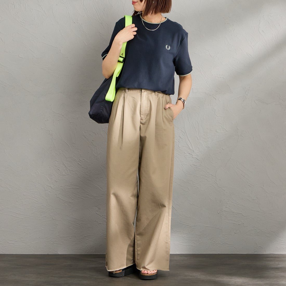 FRED PERRY [フレッドペリー] ワンポイントロゴ刺繍 ティップラインTシャツ [M2397] 608 NAVY &&モデル身長：159cm 着用サイズ：S&&