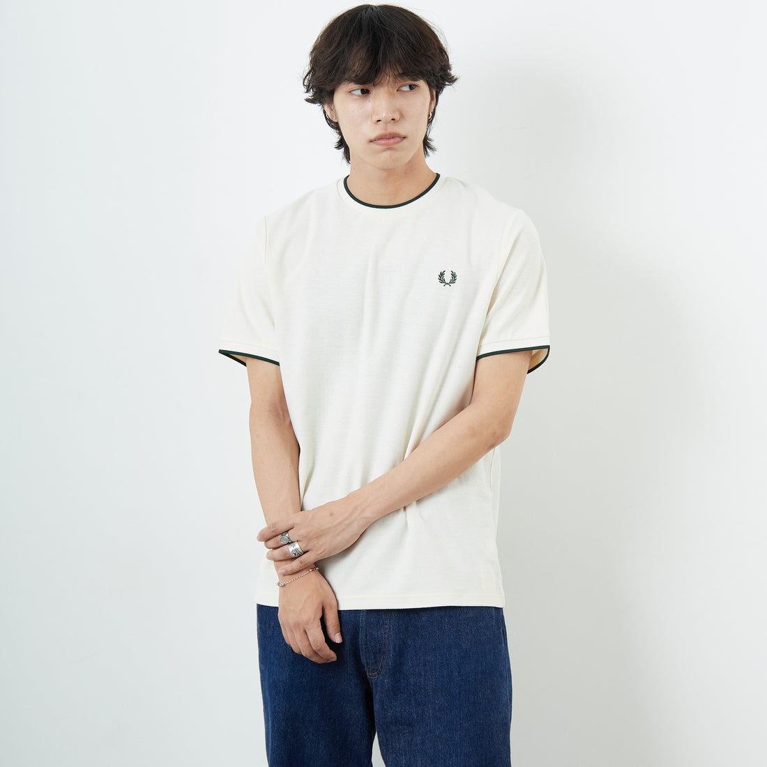 FRED PERRY [フレッドペリー] ワンポイントロゴ刺繍 ティップラインTシャツ [M2397] 560 ECRU &&モデル身長：179cm 着用サイズ：M&&