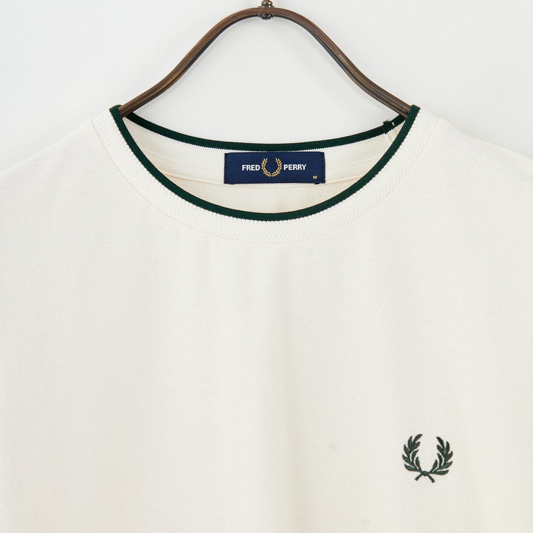 FRED PERRY [フレッドペリー] ワンポイントロゴ刺繍 ティップラインTシャツ [M2397] 560 ECRU