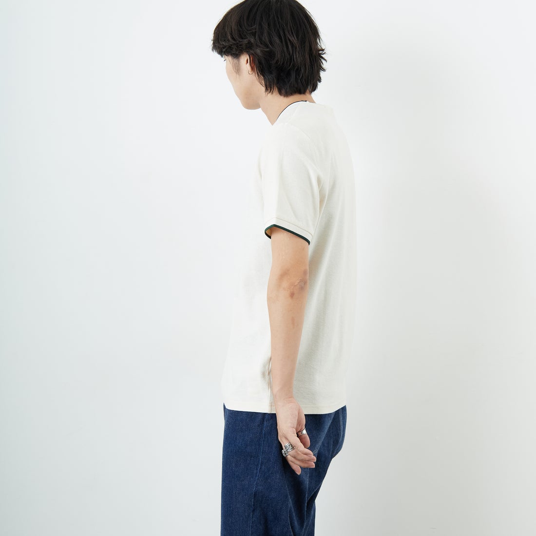 FRED PERRY [フレッドペリー] ワンポイントロゴ刺繍 ティップラインTシャツ [M2397] 560 ECRU &&モデル身長：179cm 着用サイズ：M&&