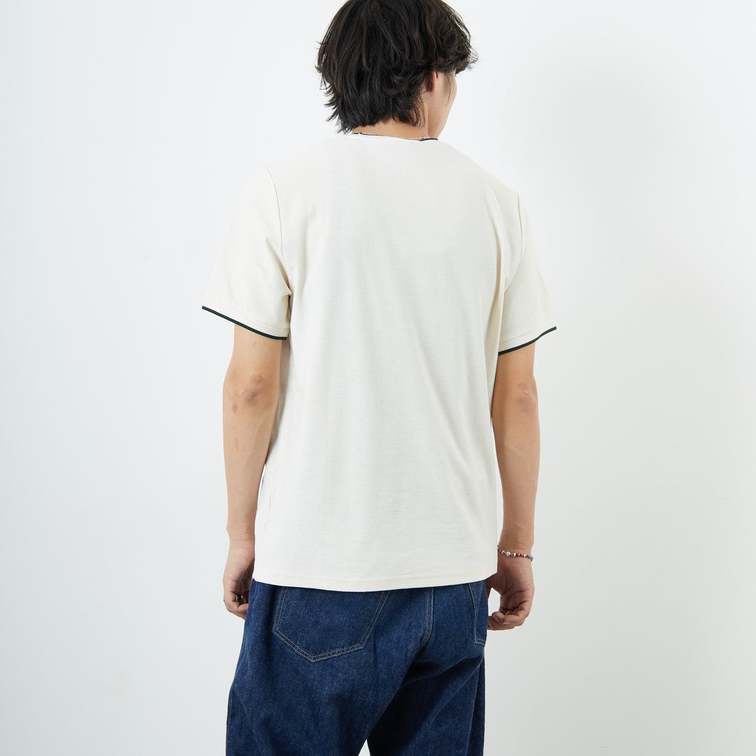 FRED PERRY [フレッドペリー] ワンポイントロゴ刺繍 ティップラインTシャツ [M2397] 560 ECRU &&モデル身長：179cm 着用サイズ：M&&