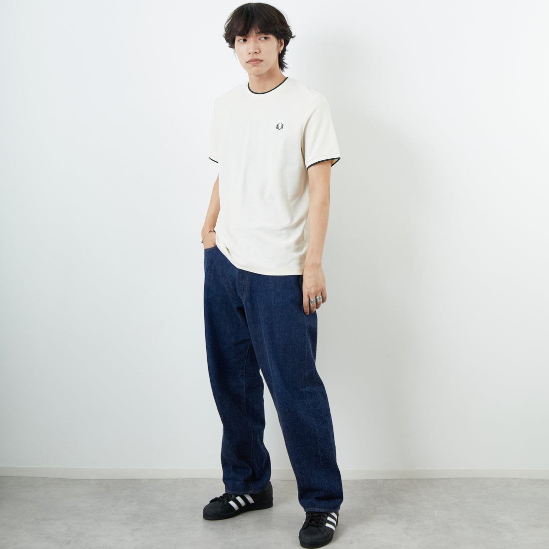 FRED PERRY [フレッドペリー] ワンポイントロゴ刺繍 ティップラインTシャツ [M2397] 560 ECRU &&モデル身長：179cm 着用サイズ：M&&