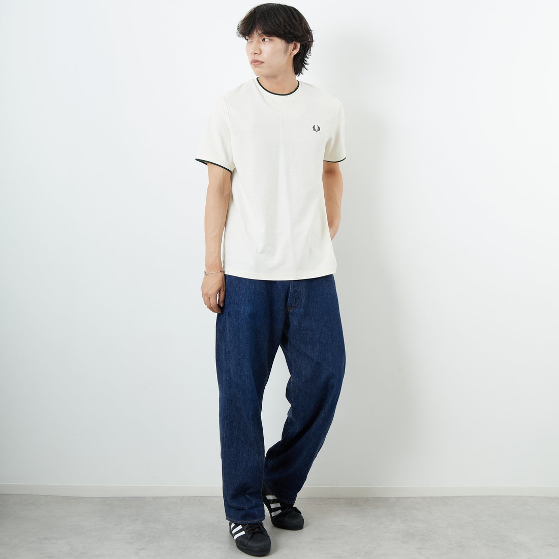 FRED PERRY [フレッドペリー] ワンポイントロゴ刺繍 ティップラインTシャツ [M2397] 560 ECRU &&モデル身長：179cm 着用サイズ：M&&
