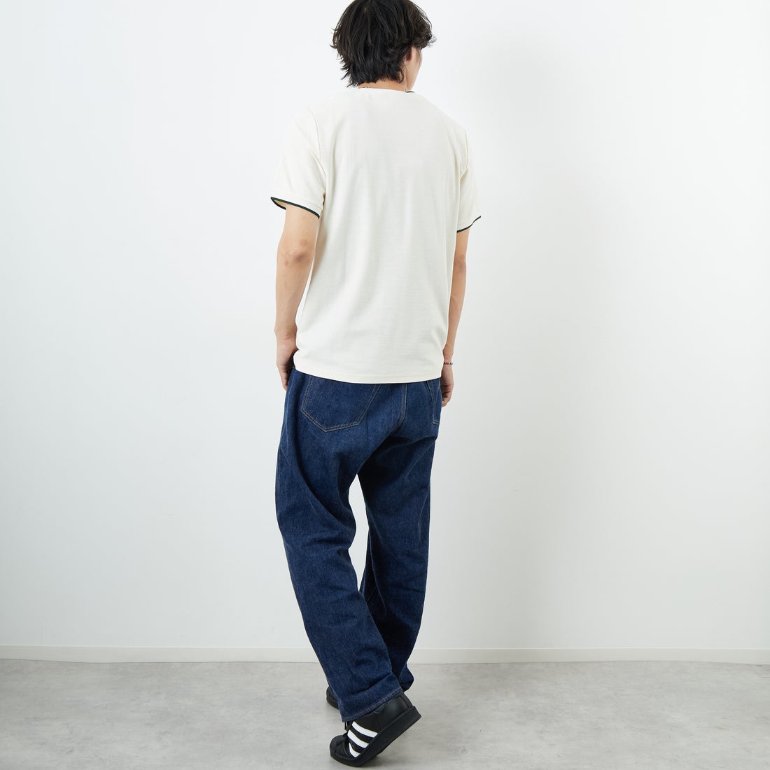 FRED PERRY [フレッドペリー] ワンポイントロゴ刺繍 ティップラインTシャツ [M2397] 560 ECRU &&モデル身長：179cm 着用サイズ：M&&