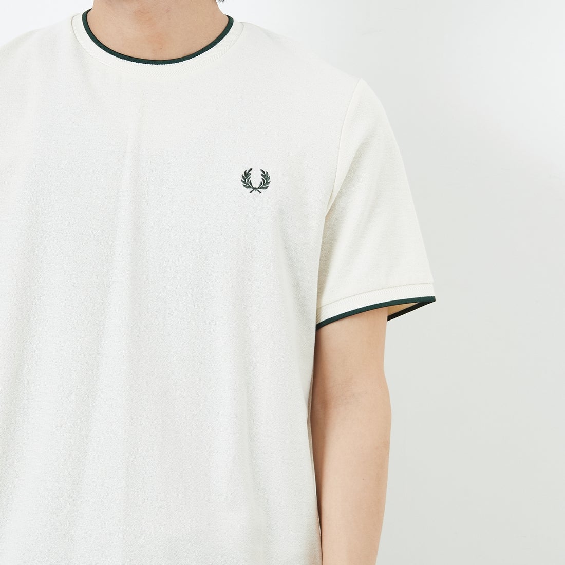 FRED PERRY [フレッドペリー] ワンポイントロゴ刺繍 ティップラインTシャツ [M2397] 560 ECRU &&モデル身長：179cm 着用サイズ：M&&