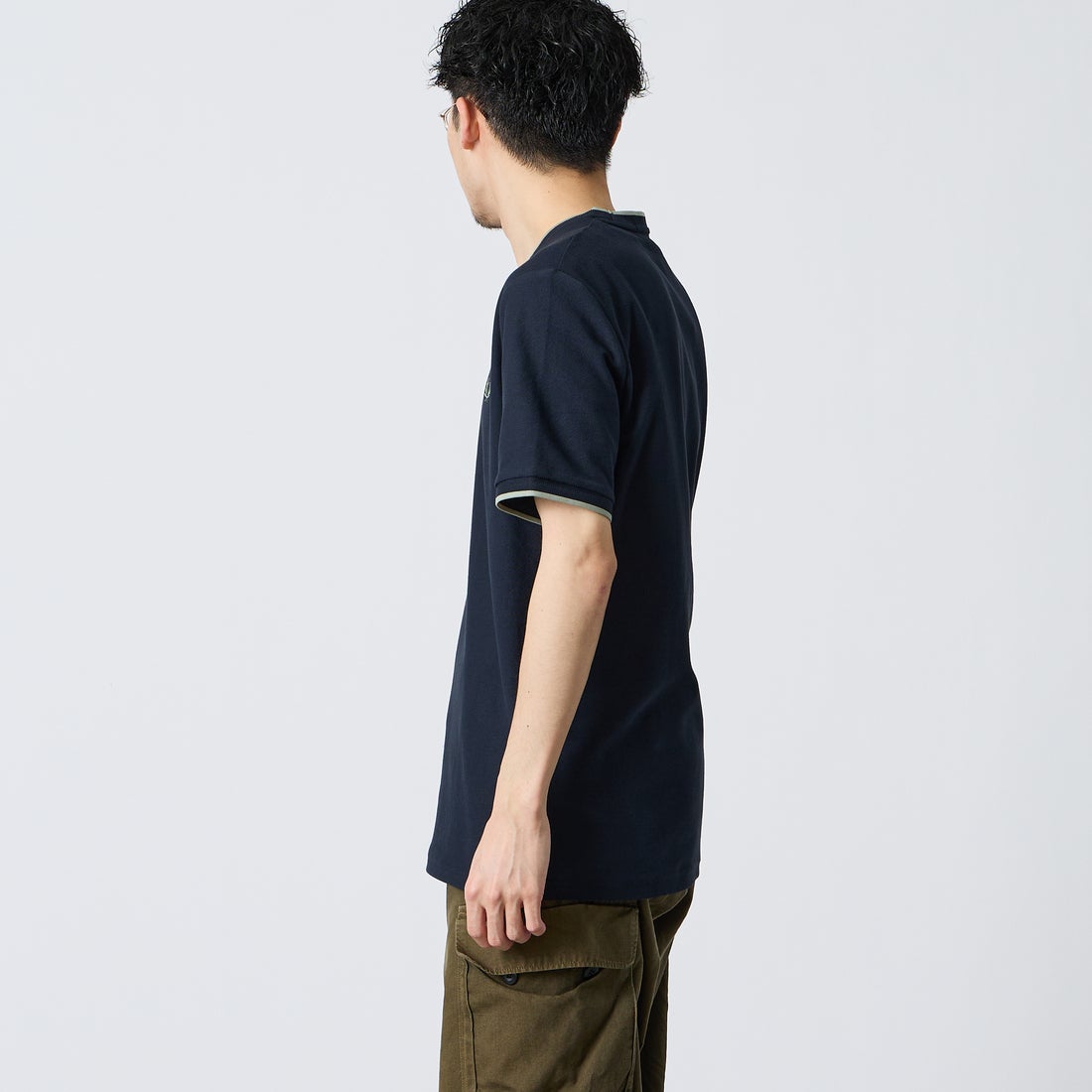 FRED PERRY [フレッドペリー] ワンポイントロゴ刺繍 ティップラインTシャツ [M2397] 608 NAVY &&モデル身長：168cm 着用サイズ：M&&