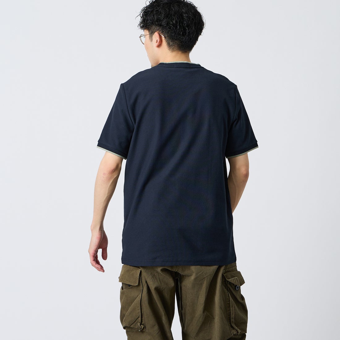 FRED PERRY [フレッドペリー] ワンポイントロゴ刺繍 ティップラインTシャツ [M2397] 608 NAVY &&モデル身長：168cm 着用サイズ：M&&