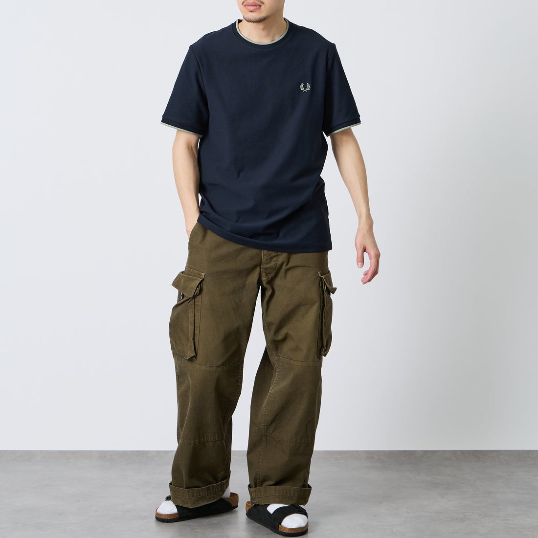 FRED PERRY [フレッドペリー] ワンポイントロゴ刺繍 ティップラインTシャツ [M2397] 608 NAVY &&モデル身長：168cm 着用サイズ：M&&