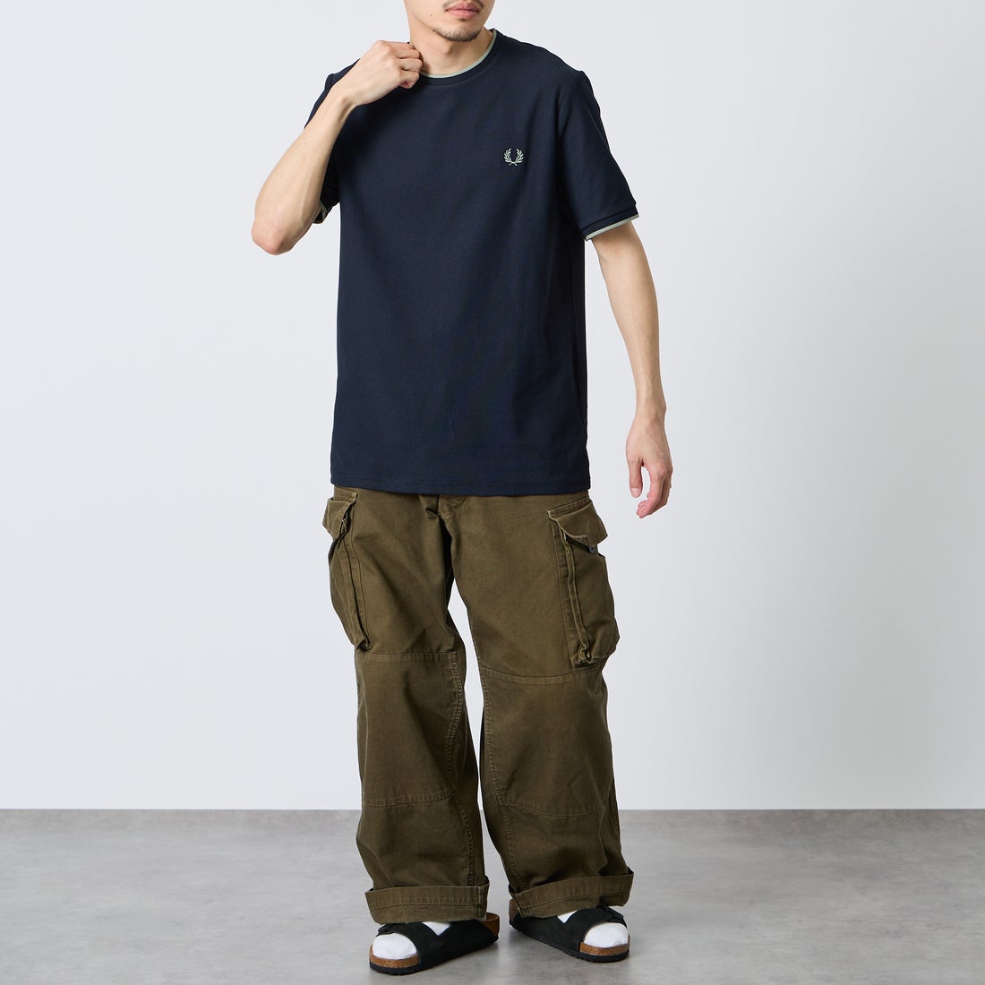 FRED PERRY [フレッドペリー] ワンポイントロゴ刺繍 ティップラインTシャツ [M2397] 608 NAVY &&モデル身長：168cm 着用サイズ：M&&