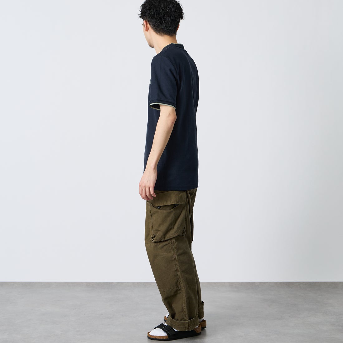 FRED PERRY [フレッドペリー] ワンポイントロゴ刺繍 ティップラインTシャツ [M2397] 608 NAVY &&モデル身長：168cm 着用サイズ：M&&