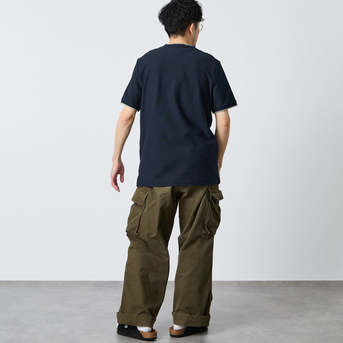 FRED PERRY [フレッドペリー] ワンポイントロゴ刺繍 ティップラインTシャツ [M2397] 608 NAVY &&モデル身長：168cm 着用サイズ：M&&