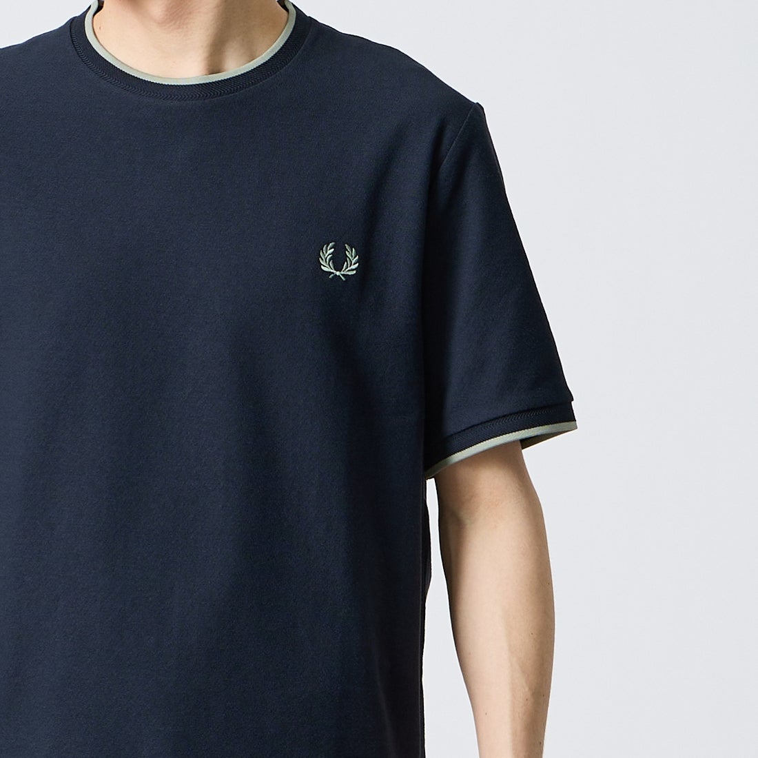 FRED PERRY [フレッドペリー] ワンポイントロゴ刺繍 ティップラインTシャツ [M2397] 608 NAVY &&モデル身長：168cm 着用サイズ：M&&