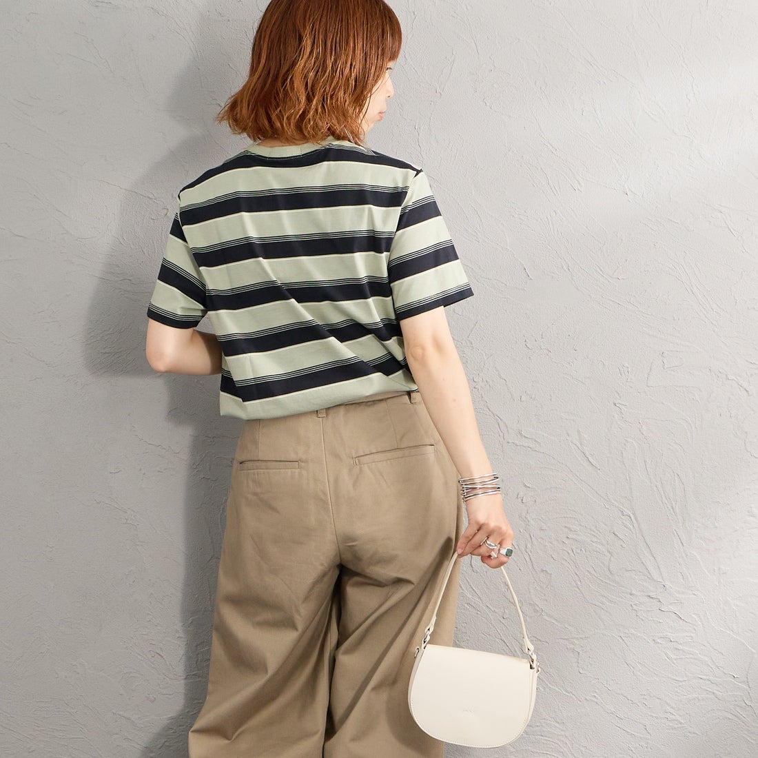 FRED PERRY [フレッドペリー] ファインストライプ ワンポイントロゴ刺繍Tシャツ [M2409] M37 SEAGRA &&モデル身長：158cm 着用サイズ：S&&