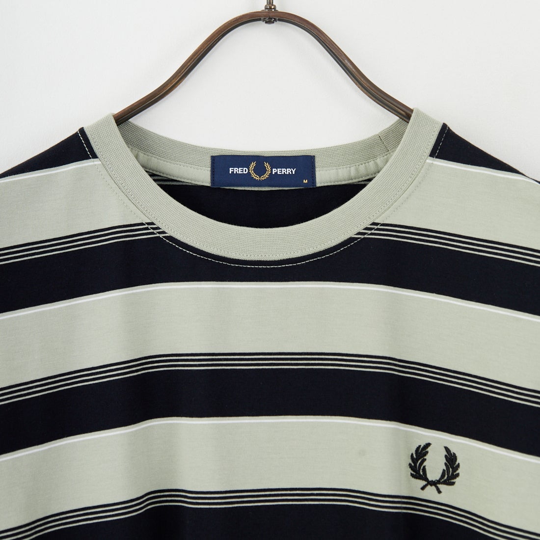 FRED PERRY [フレッドペリー] ファインストライプ ワンポイントロゴ刺繍Tシャツ [M2409] M37 SEAGRA