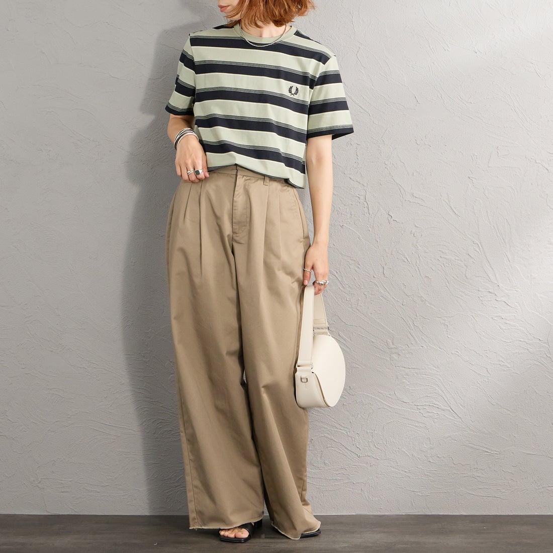 FRED PERRY [フレッドペリー] ファインストライプ ワンポイントロゴ刺繍Tシャツ [M2409] M37 SEAGRA &&モデル身長：158cm 着用サイズ：S&&