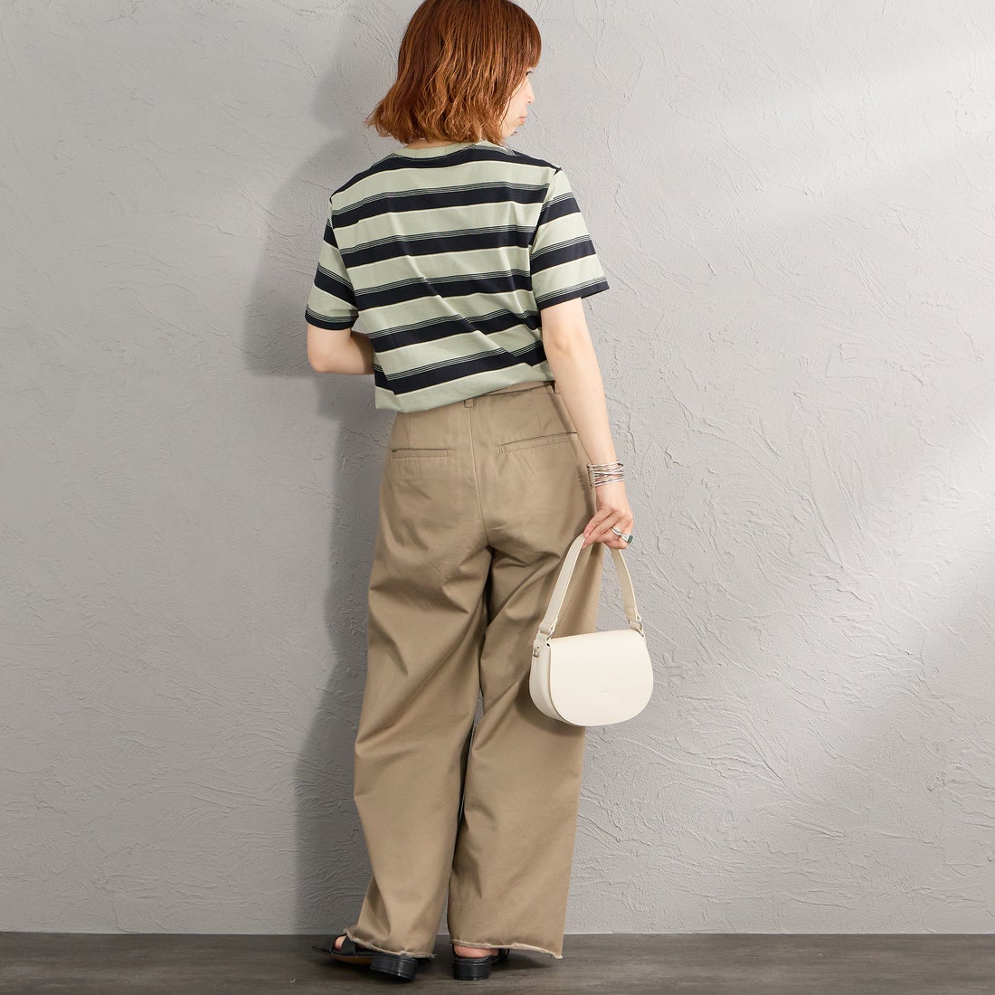 FRED PERRY [フレッドペリー] ファインストライプ ワンポイントロゴ刺繍Tシャツ [M2409] M37 SEAGRA &&モデル身長：158cm 着用サイズ：S&&