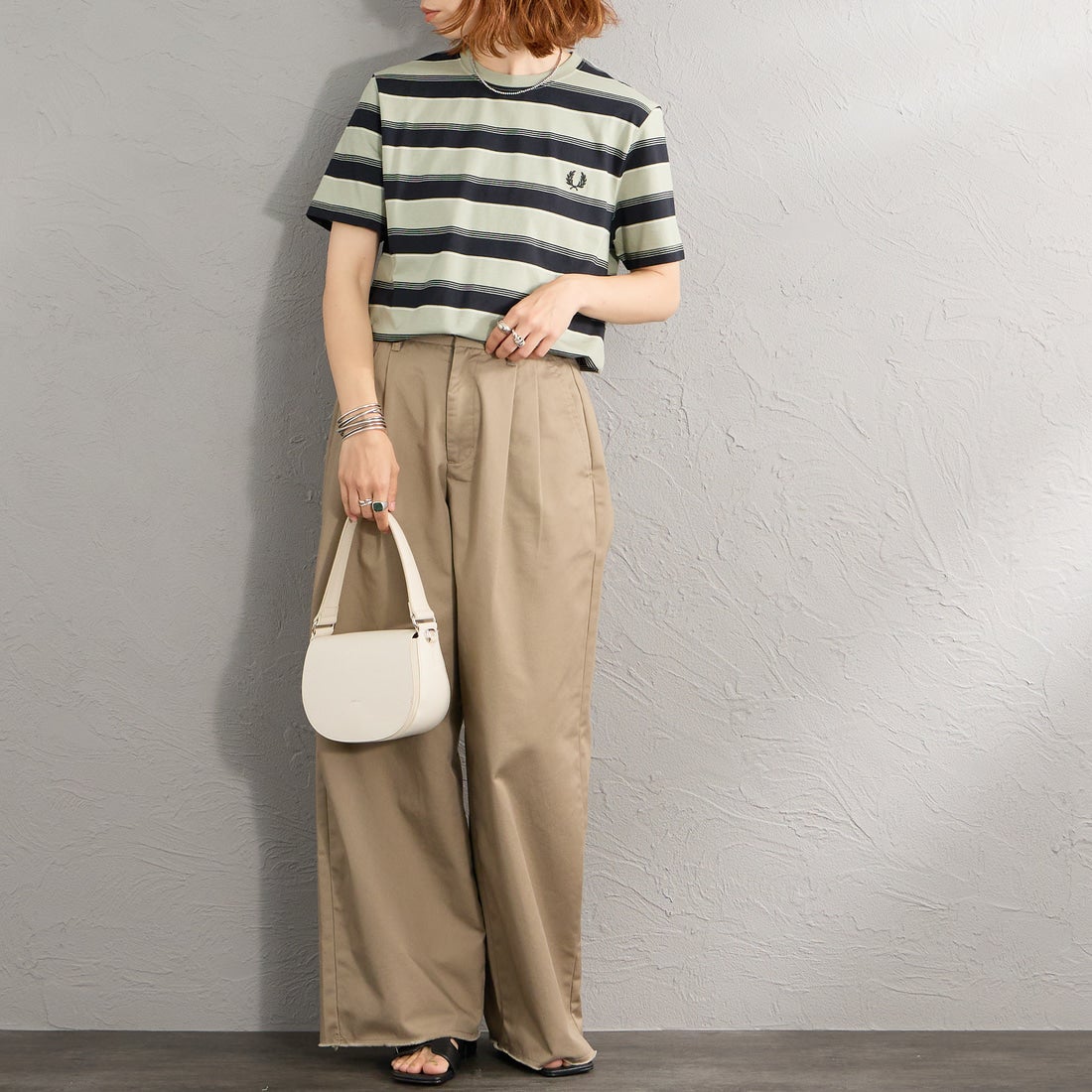 FRED PERRY [フレッドペリー] ファインストライプ ワンポイントロゴ刺繍Tシャツ [M2409] M37 SEAGRA &&モデル身長：158cm 着用サイズ：S&&
