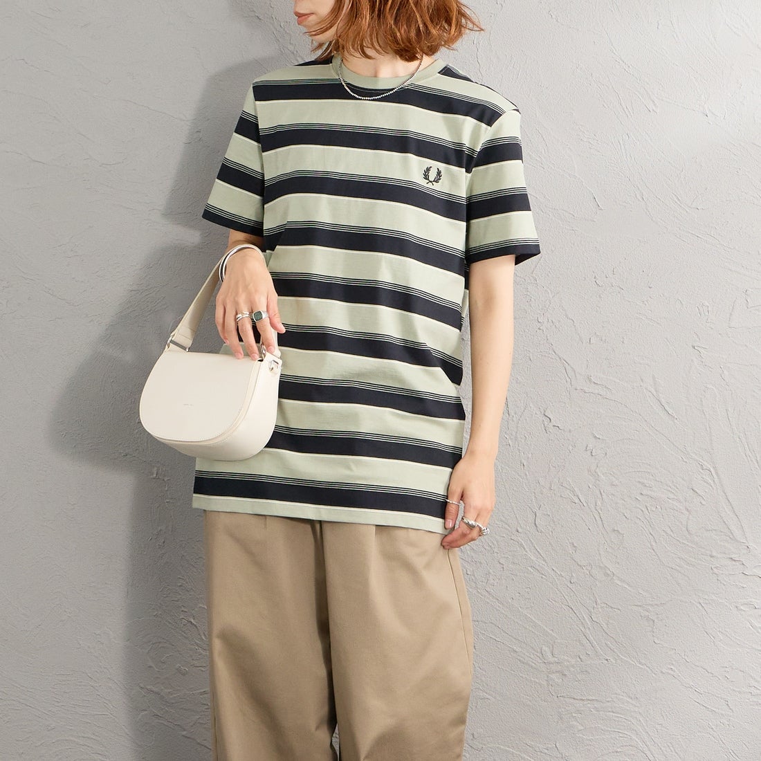 FRED PERRY [フレッドペリー] ファインストライプ ワンポイントロゴ刺繍Tシャツ [M2409] M37 SEAGRA &&モデル身長：158cm 着用サイズ：S&&