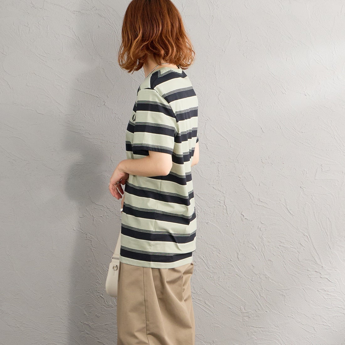 FRED PERRY [フレッドペリー] ファインストライプ ワンポイントロゴ刺繍Tシャツ [M2409] M37 SEAGRA &&モデル身長：158cm 着用サイズ：S&&