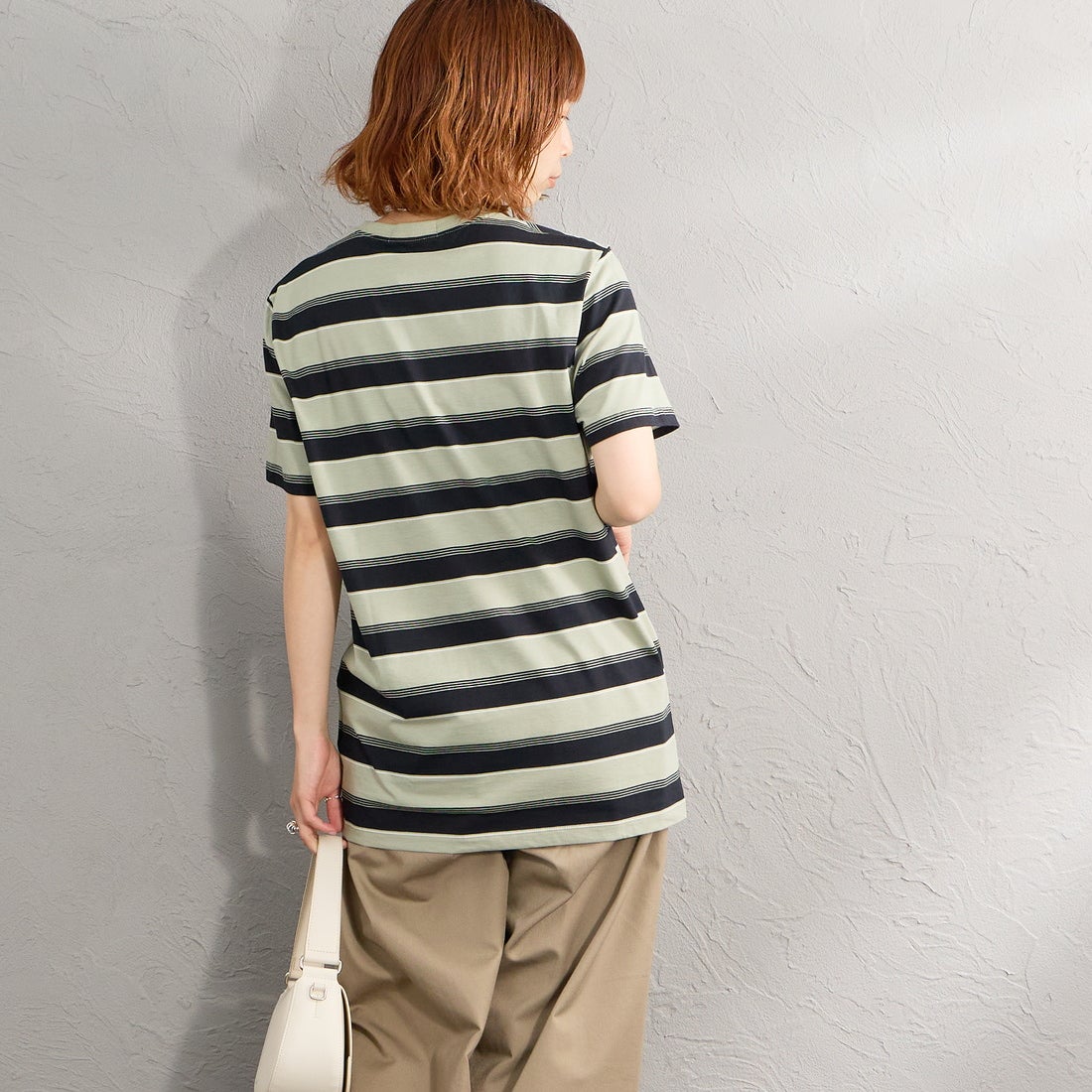 FRED PERRY [フレッドペリー] ファインストライプ ワンポイントロゴ刺繍Tシャツ [M2409] M37 SEAGRA &&モデル身長：158cm 着用サイズ：S&&