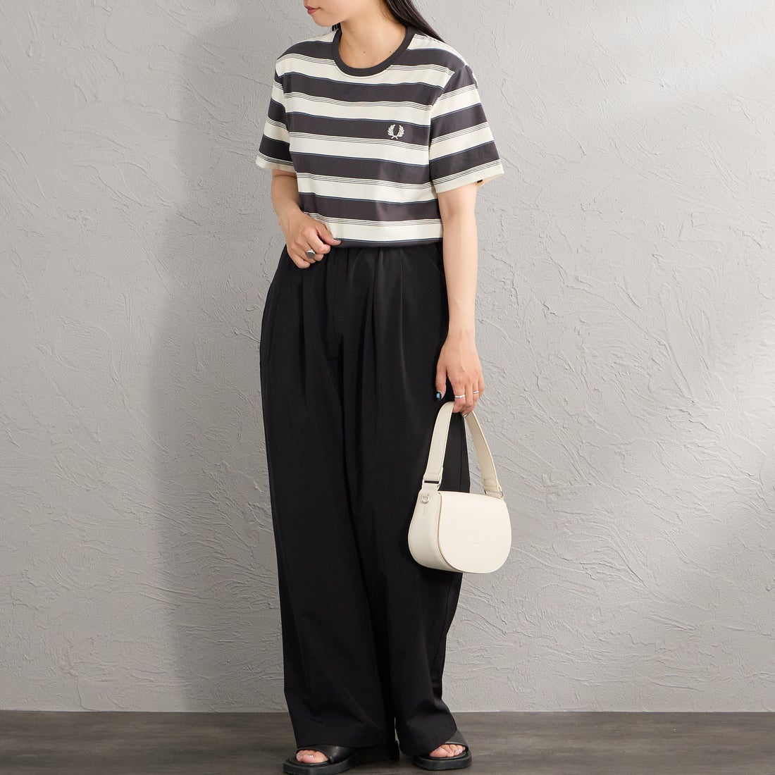 FRED PERRY [フレッドペリー] ファインストライプ ワンポイントロゴ刺繍Tシャツ [M2409] 297 ANCHOR &&モデル身長：156cm 着用サイズ：S&&