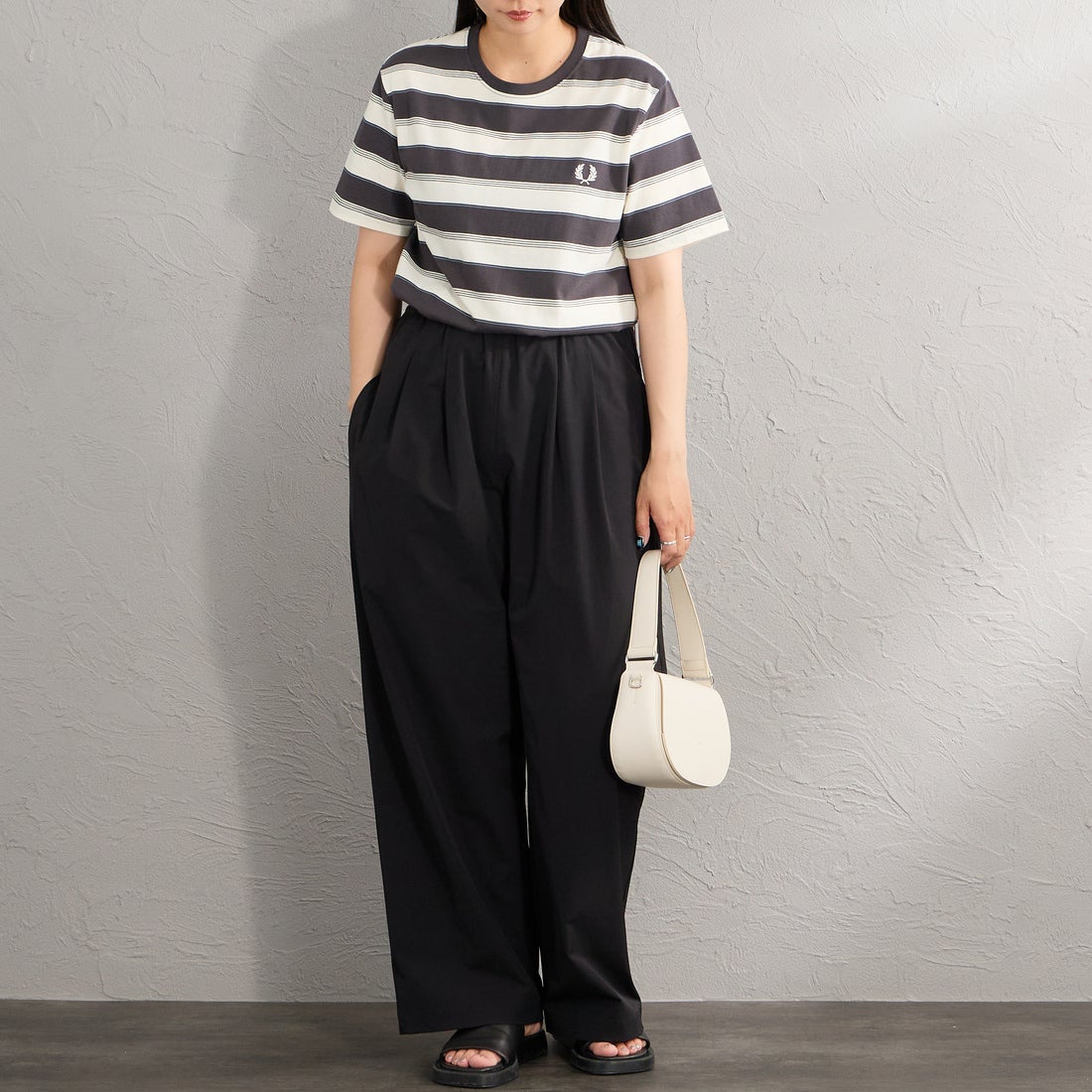 FRED PERRY [フレッドペリー] ファインストライプ ワンポイントロゴ刺繍Tシャツ [M2409] 297 ANCHOR &&モデル身長：156cm 着用サイズ：S&&