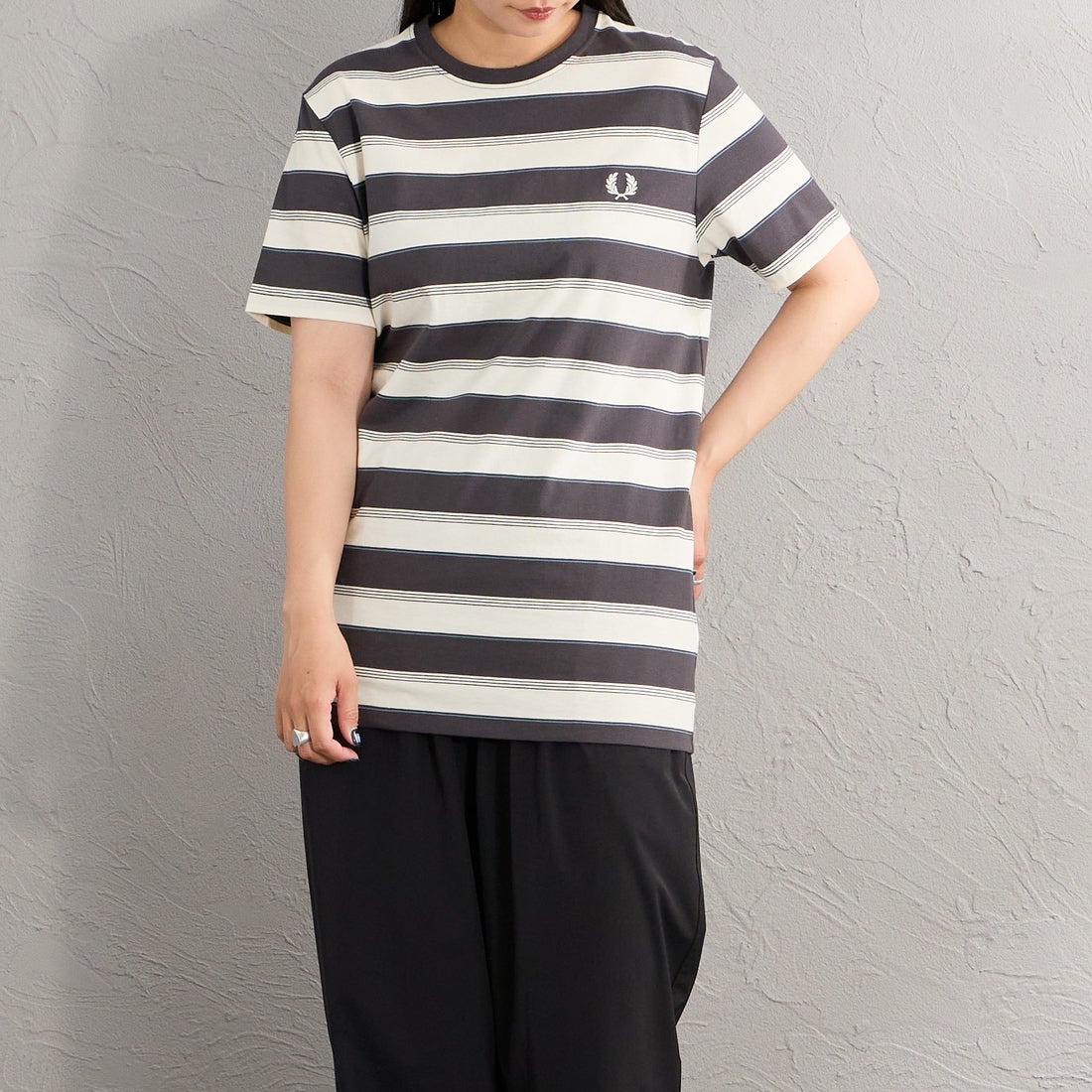 FRED PERRY [フレッドペリー] ファインストライプ ワンポイントロゴ刺繍Tシャツ [M2409] 297 ANCHOR &&モデル身長：156cm 着用サイズ：S&&
