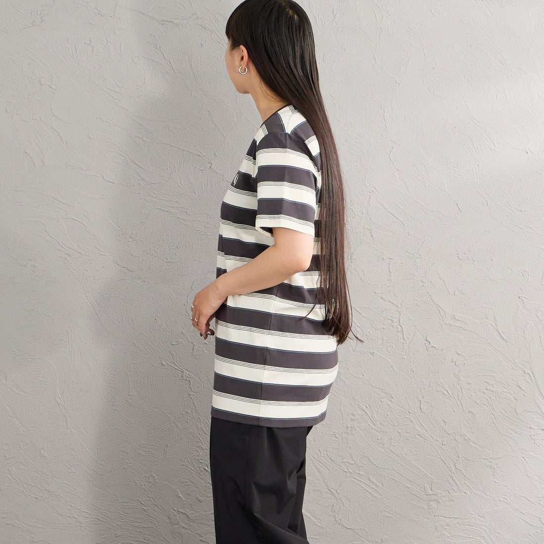 FRED PERRY [フレッドペリー] ファインストライプ ワンポイントロゴ刺繍Tシャツ [M2409] 297 ANCHOR &&モデル身長：156cm 着用サイズ：S&&