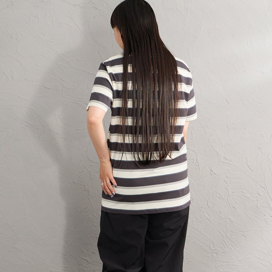 FRED PERRY [フレッドペリー] ファインストライプ ワンポイントロゴ刺繍Tシャツ [M2409] 297 ANCHOR &&モデル身長：156cm 着用サイズ：S&&