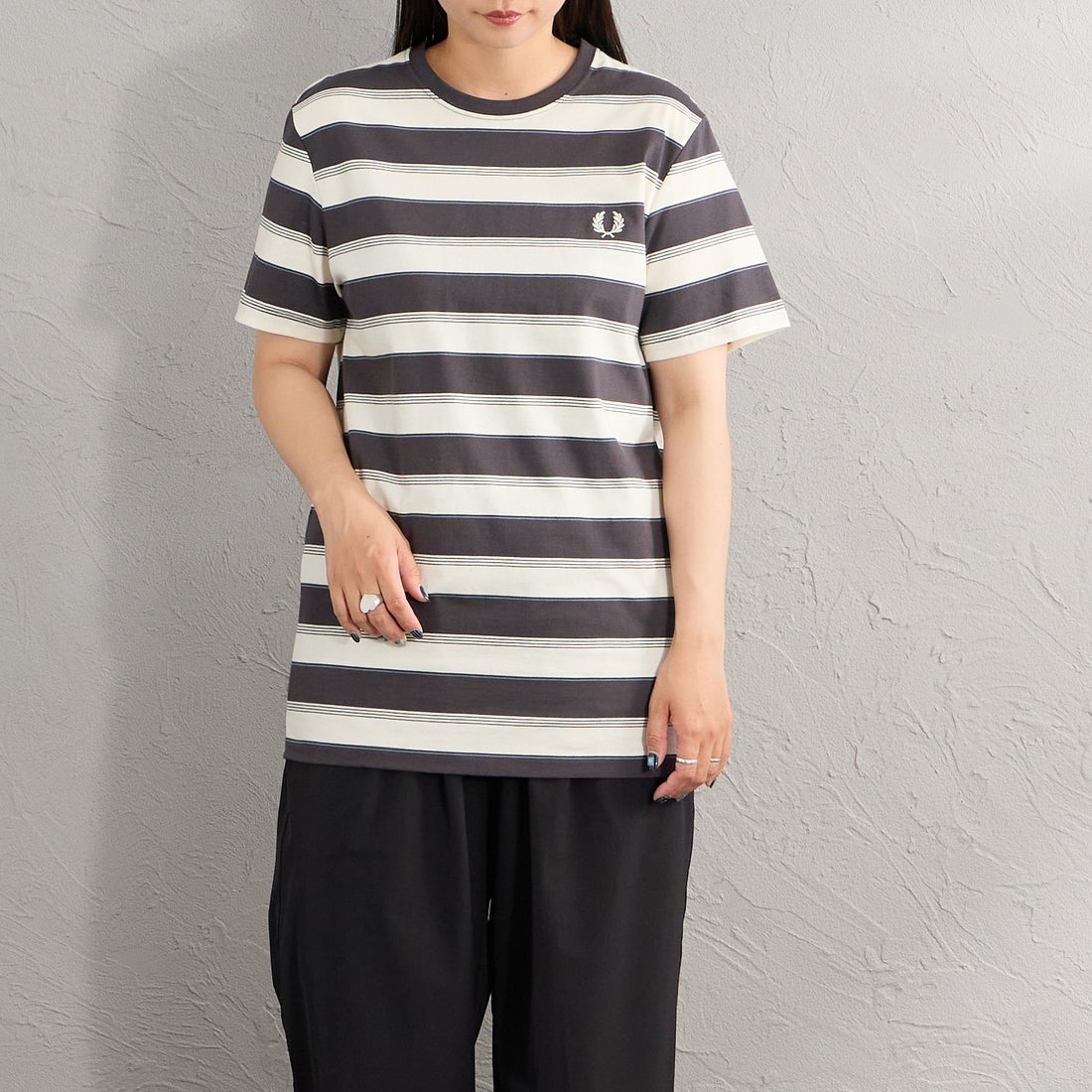 FRED PERRY [フレッドペリー] ファインストライプ ワンポイントロゴ刺繍Tシャツ [M2409] 297 ANCHOR &&モデル身長：156cm 着用サイズ：S&&
