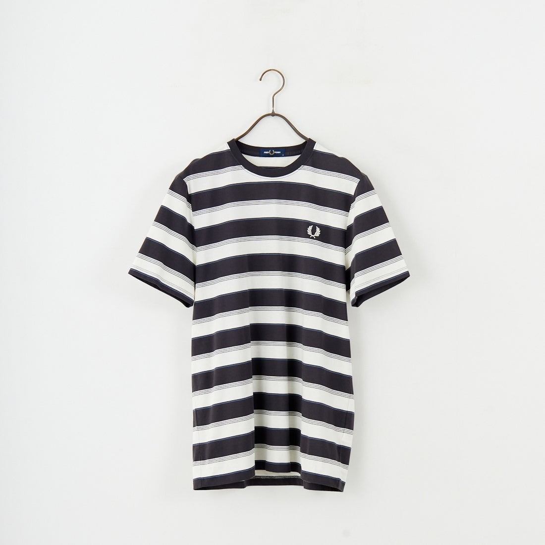 FRED PERRY [フレッドペリー] ファインストライプ ワンポイントロゴ刺繍Tシャツ [M2409] 297 ANCHOR