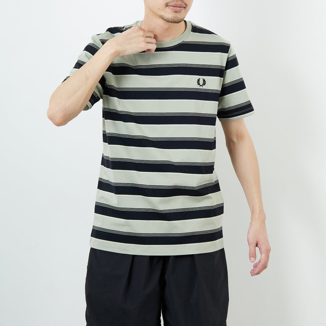 FRED PERRY [フレッドペリー] ファインストライプ ワンポイントロゴ刺繍Tシャツ [M2409] M37 SEAGRA &&モデル身長：168cm 着用サイズ：M&&