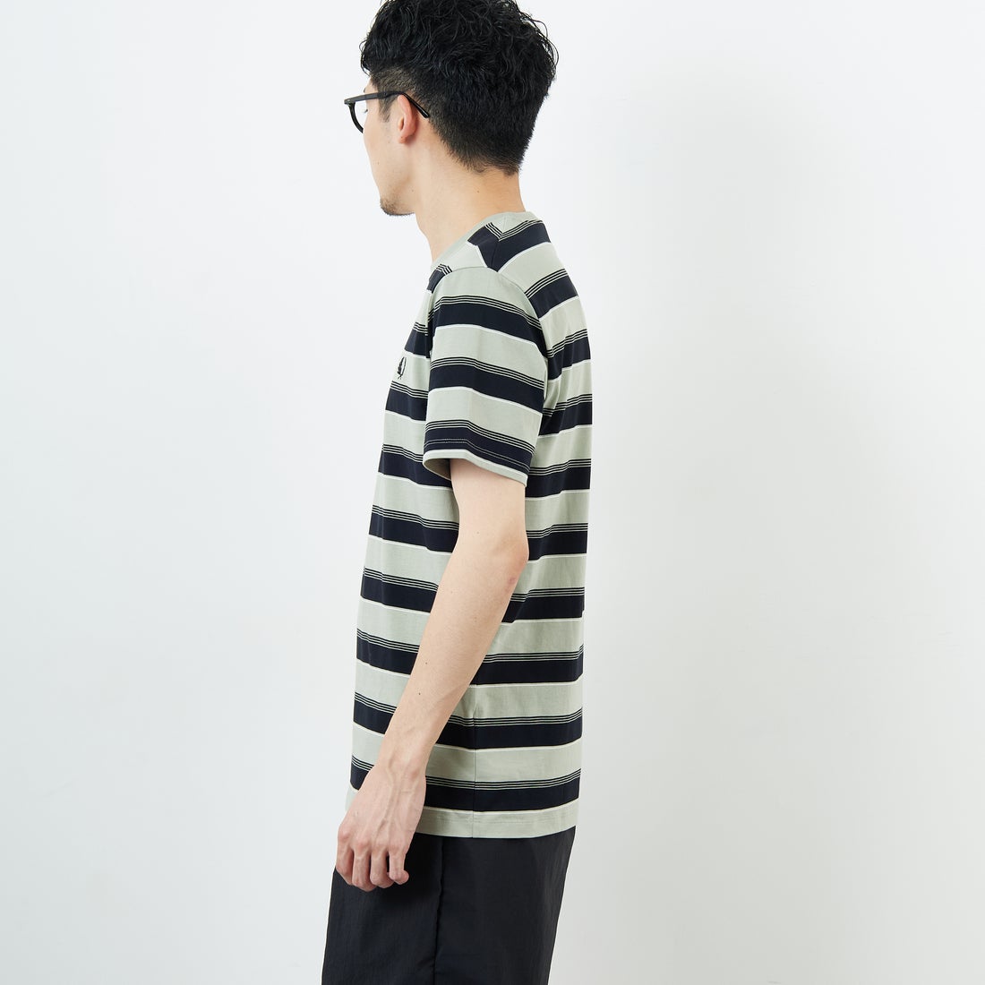 FRED PERRY [フレッドペリー] ファインストライプ ワンポイントロゴ刺繍Tシャツ [M2409] M37 SEAGRA &&モデル身長：168cm 着用サイズ：M&&