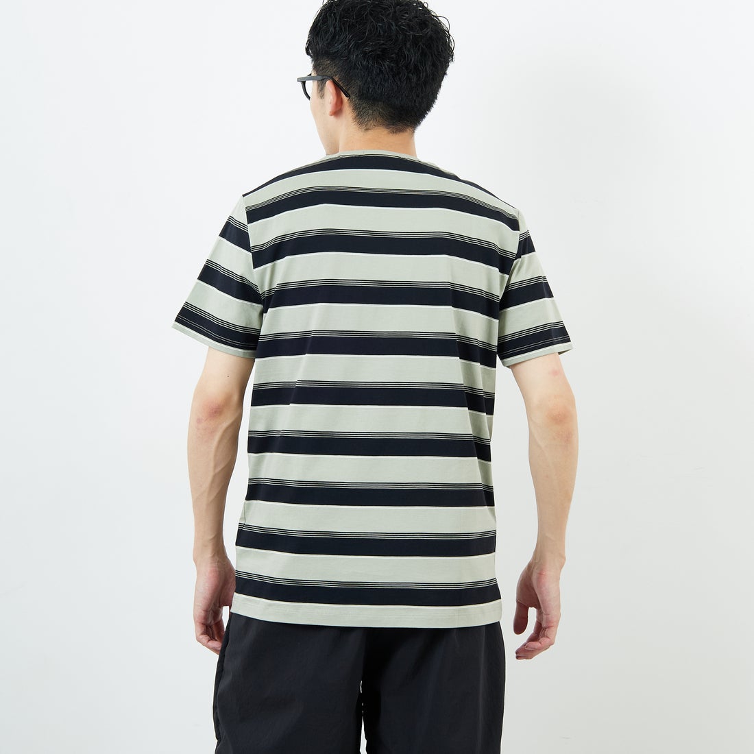 FRED PERRY [フレッドペリー] ファインストライプ ワンポイントロゴ刺繍Tシャツ [M2409] M37 SEAGRA &&モデル身長：168cm 着用サイズ：M&&