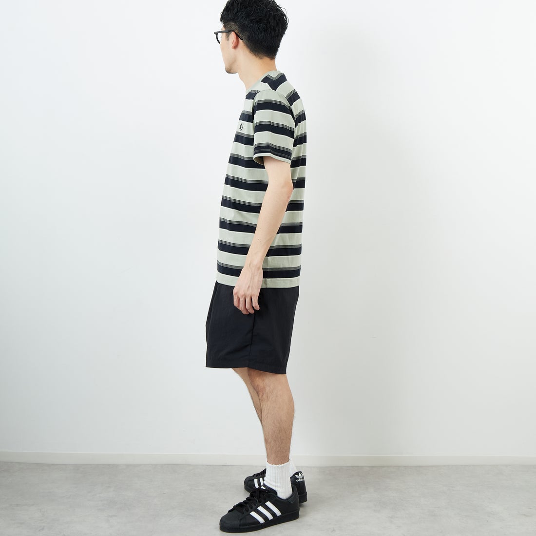 FRED PERRY [フレッドペリー] ファインストライプ ワンポイントロゴ刺繍Tシャツ [M2409] M37 SEAGRA &&モデル身長：168cm 着用サイズ：M&&