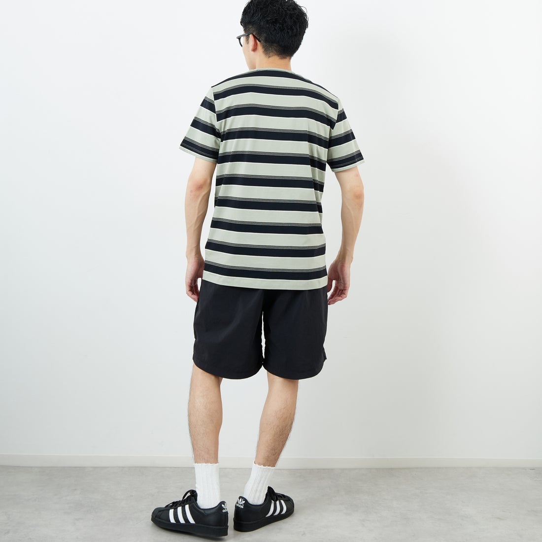 FRED PERRY [フレッドペリー] ファインストライプ ワンポイントロゴ刺繍Tシャツ [M2409] M37 SEAGRA &&モデル身長：168cm 着用サイズ：M&&