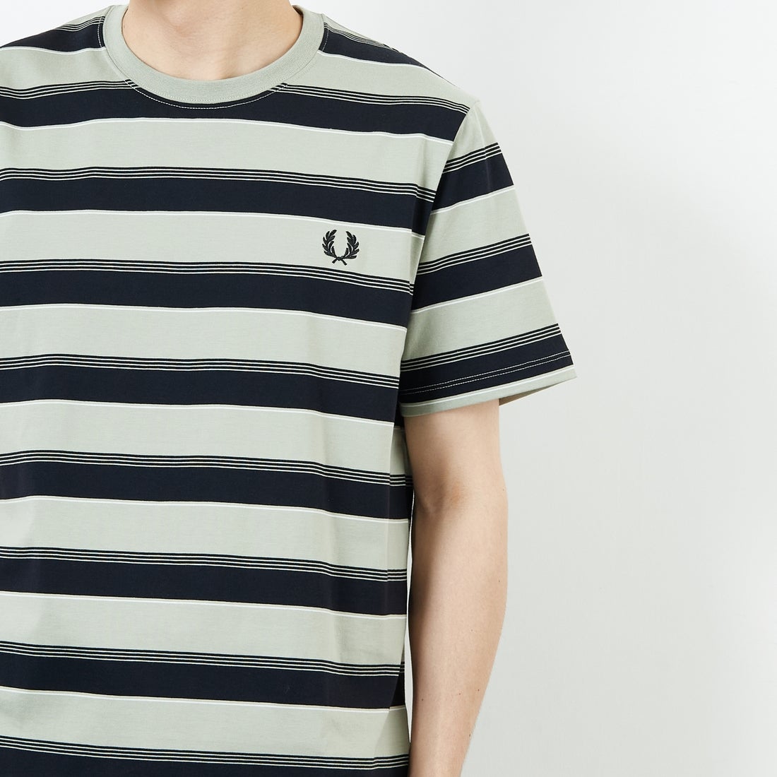 FRED PERRY [フレッドペリー] ファインストライプ ワンポイントロゴ刺繍Tシャツ [M2409] M37 SEAGRA &&モデル身長：168cm 着用サイズ：M&&