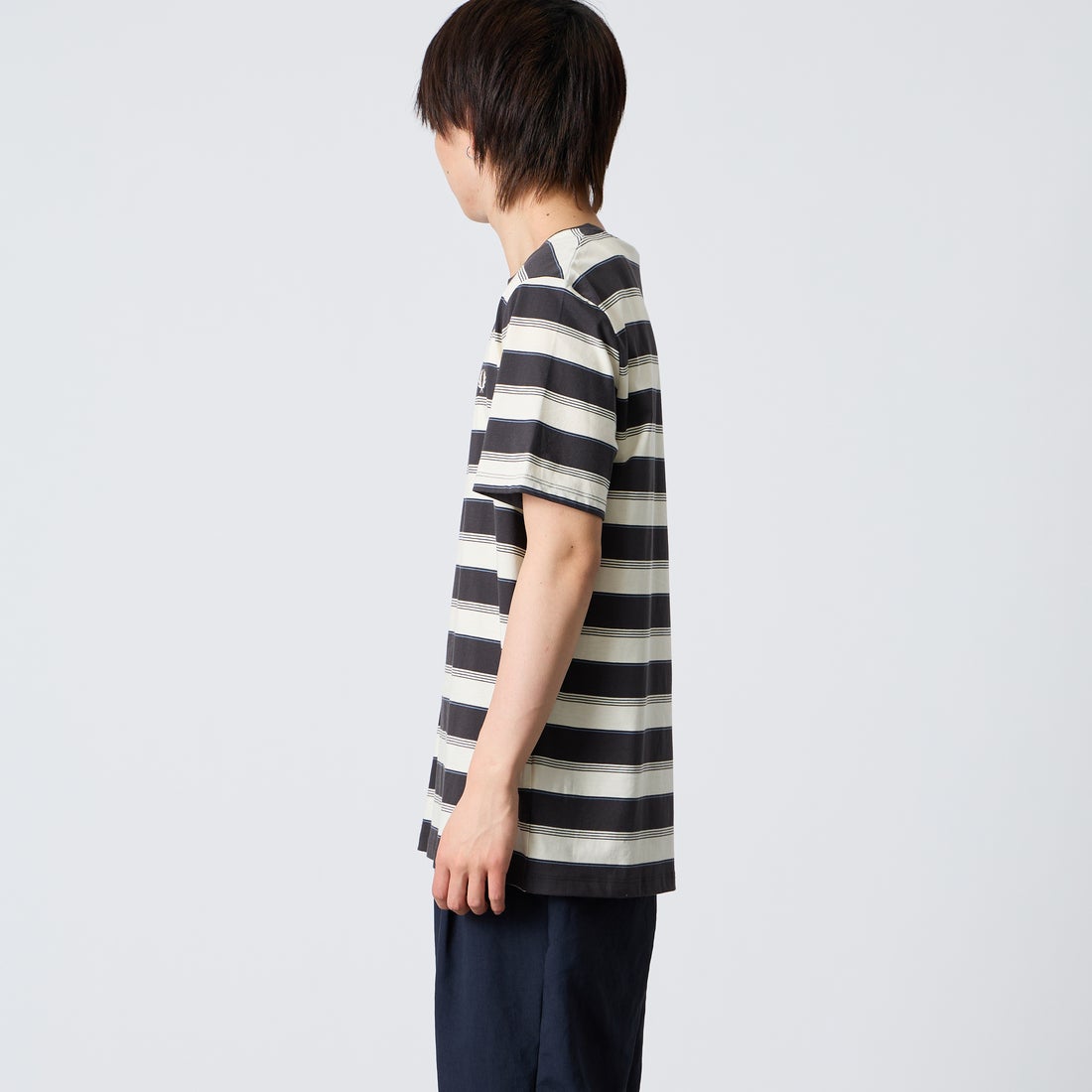 FRED PERRY [フレッドペリー] ファインストライプ ワンポイントロゴ刺繍Tシャツ [M2409] 297 ANCHOR &&モデル身長：177cm 着用サイズ：L&&
