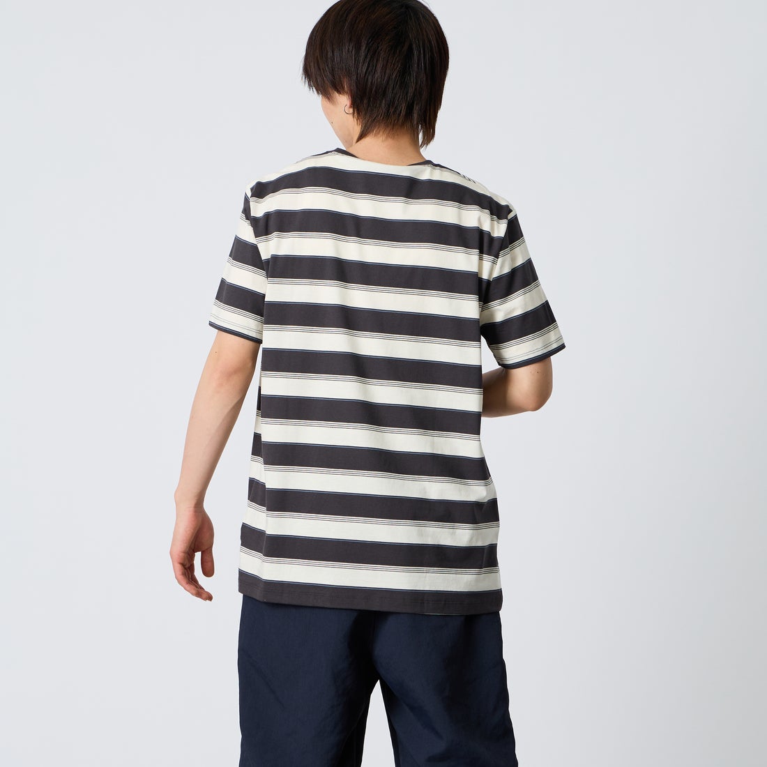 FRED PERRY [フレッドペリー] ファインストライプ ワンポイントロゴ刺繍Tシャツ [M2409] 297 ANCHOR &&モデル身長：177cm 着用サイズ：L&&