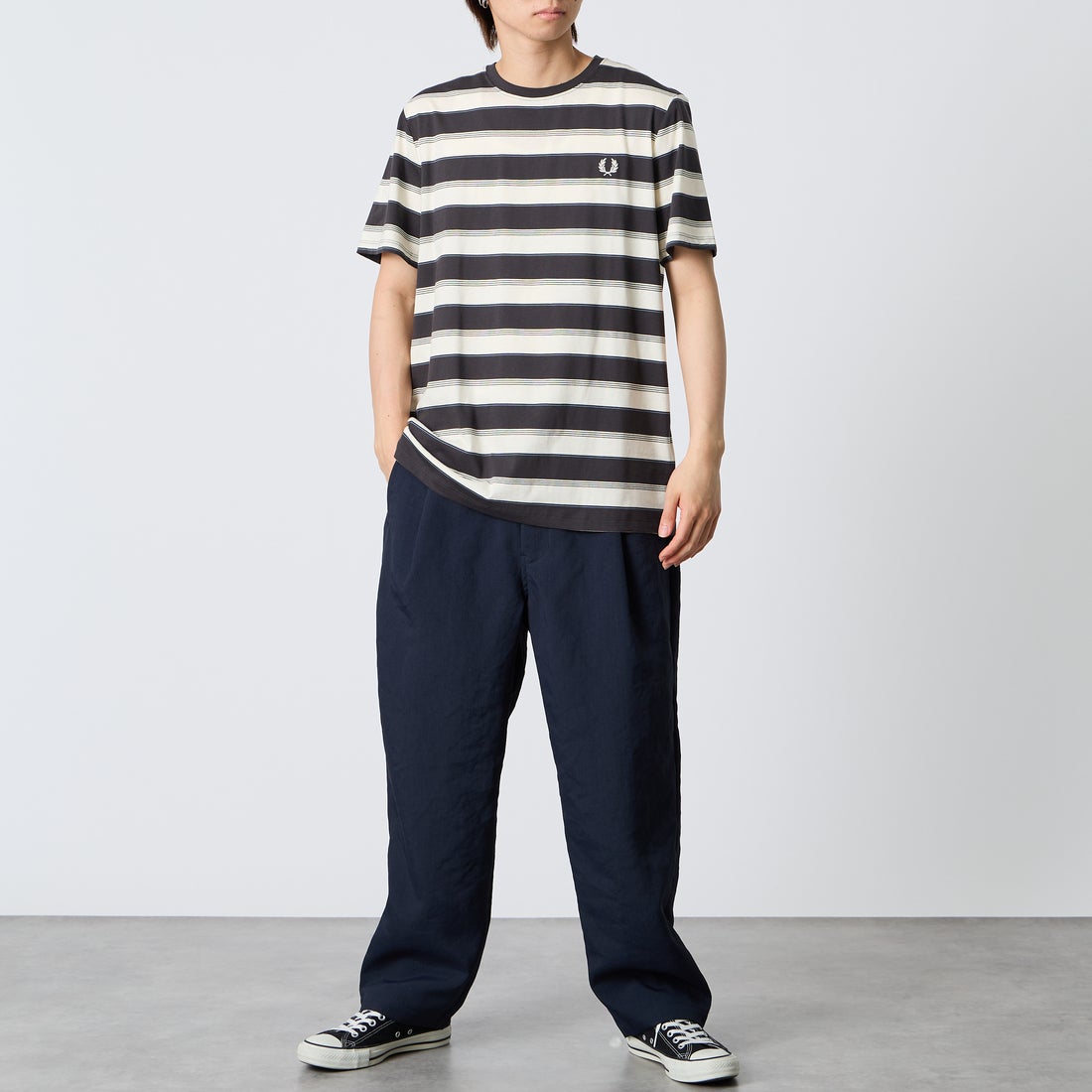FRED PERRY [フレッドペリー] ファインストライプ ワンポイントロゴ刺繍Tシャツ [M2409] 297 ANCHOR &&モデル身長：177cm 着用サイズ：L&&