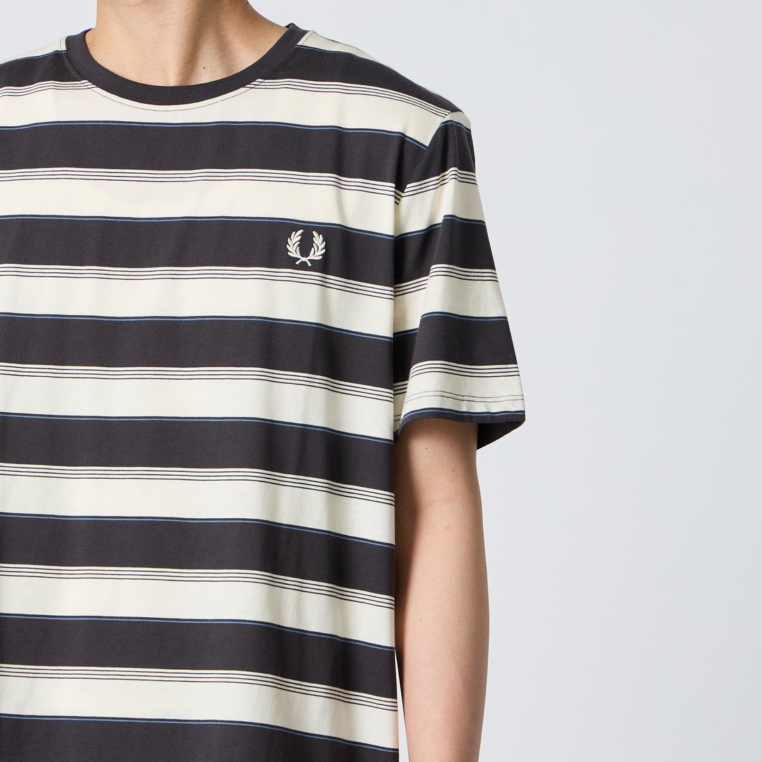 FRED PERRY [フレッドペリー] ファインストライプ ワンポイントロゴ刺繍Tシャツ [M2409] 297 ANCHOR &&モデル身長：177cm 着用サイズ：L&&