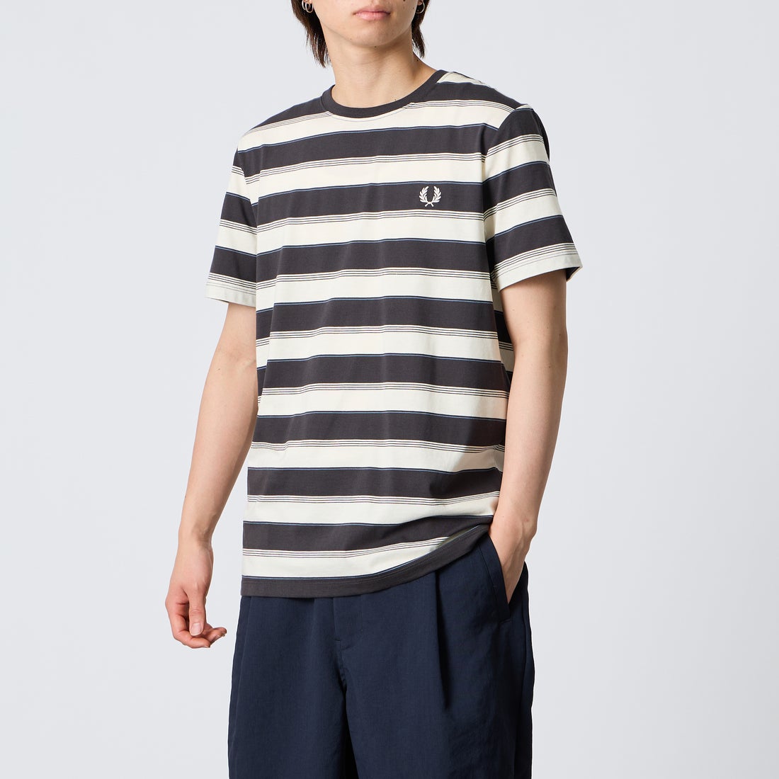 FRED PERRY [フレッドペリー] ファインストライプ ワンポイントロゴ刺繍Tシャツ [M2409] 297 ANCHOR &&モデル身長：177cm 着用サイズ：M&&