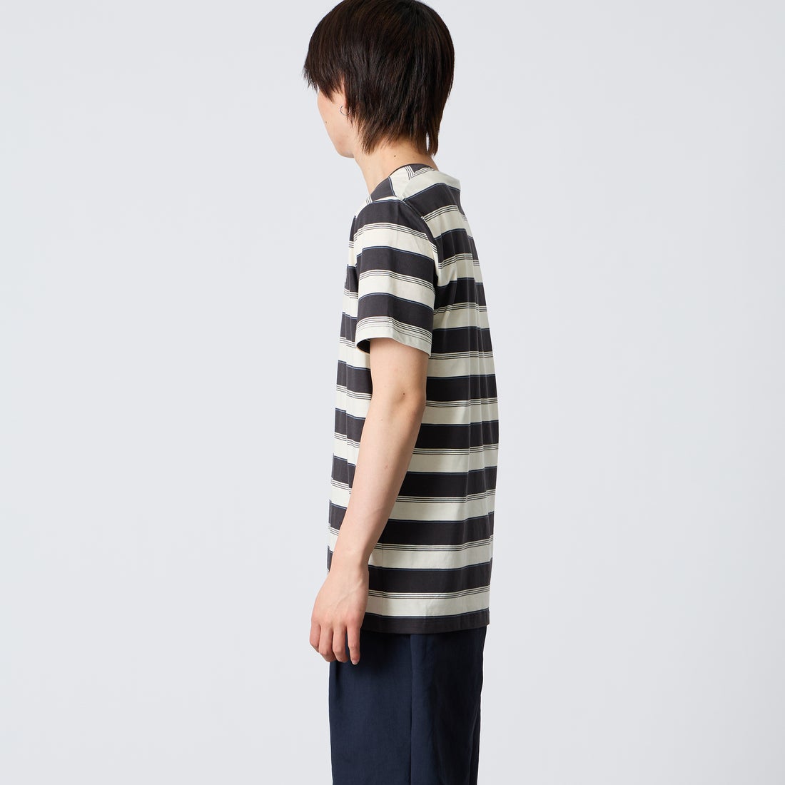 FRED PERRY [フレッドペリー] ファインストライプ ワンポイントロゴ刺繍Tシャツ [M2409] 297 ANCHOR &&モデル身長：177cm 着用サイズ：M&&