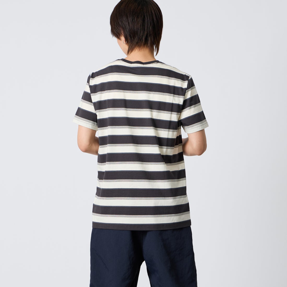 FRED PERRY [フレッドペリー] ファインストライプ ワンポイントロゴ刺繍Tシャツ [M2409] 297 ANCHOR &&モデル身長：177cm 着用サイズ：M&&