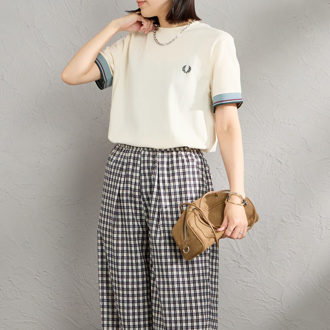FRED PERRY [フレッドペリー] ワンポイントロゴ刺繍 ツインティップTシャツ [M2396] 560 ECRU &&モデル身長：160cm 着用サイズ：S&&