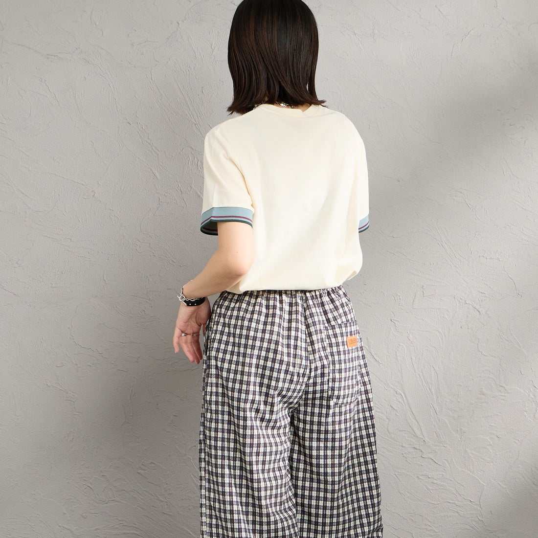 FRED PERRY [フレッドペリー] ワンポイントロゴ刺繍 ツインティップTシャツ [M2396] 560 ECRU &&モデル身長：160cm 着用サイズ：S&&