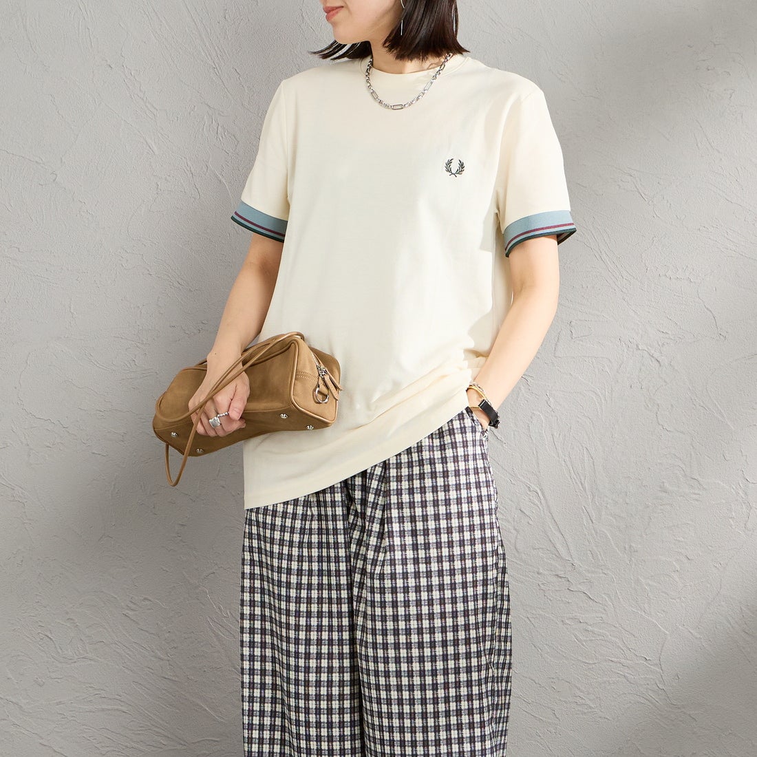 FRED PERRY [フレッドペリー] ワンポイントロゴ刺繍 ツインティップTシャツ [M2396] 560 ECRU &&モデル身長：160cm 着用サイズ：S&&