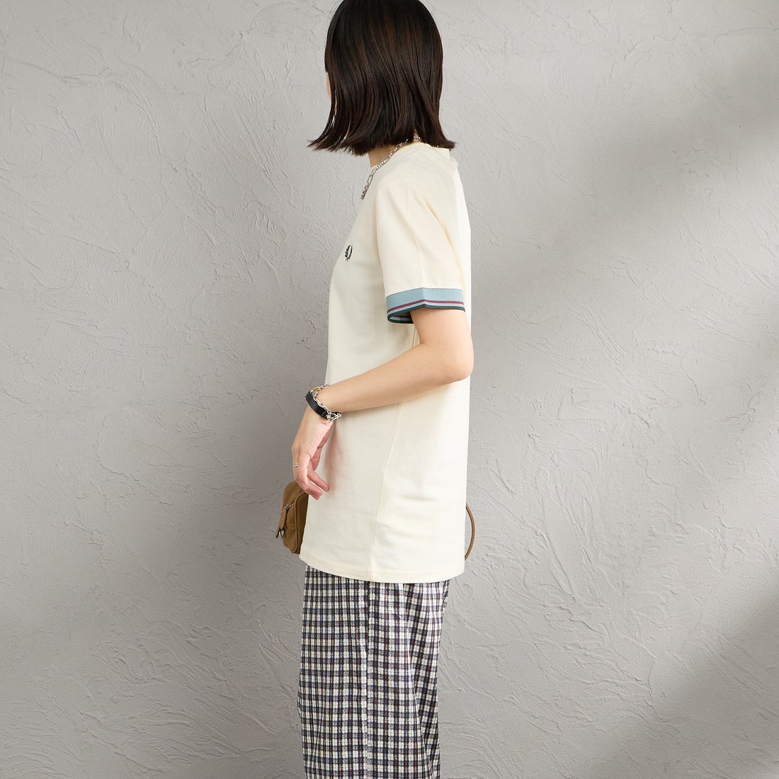 FRED PERRY [フレッドペリー] ワンポイントロゴ刺繍 ツインティップTシャツ [M2396] 560 ECRU &&モデル身長：160cm 着用サイズ：S&&