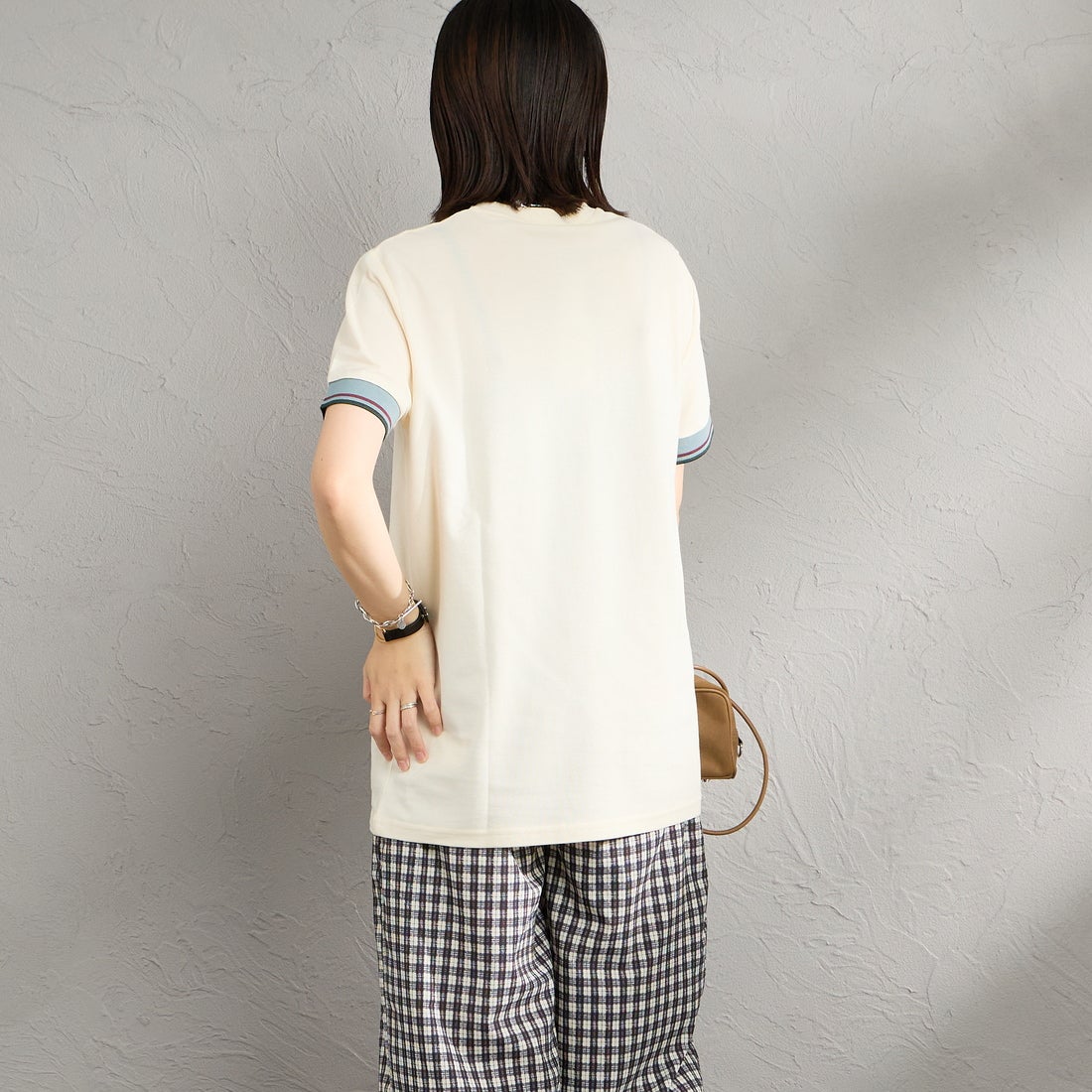 FRED PERRY [フレッドペリー] ワンポイントロゴ刺繍 ツインティップTシャツ [M2396] 560 ECRU &&モデル身長：160cm 着用サイズ：S&&